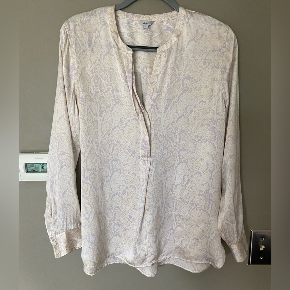 RAILS Pearl Top 100% Silk Boa Cream Snakeskin Print Blouse Size Small - Picture 2 of 8
